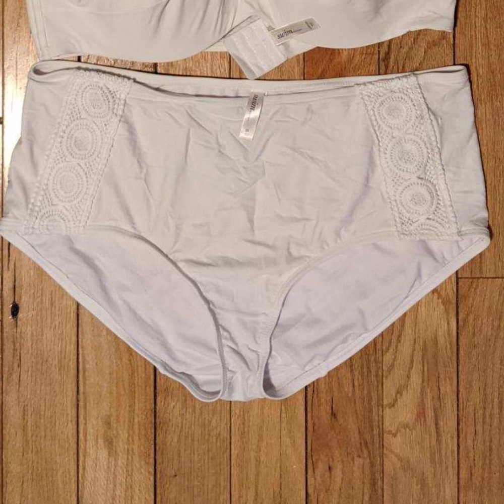 EUC Cacique White Crochet Bikini Bottoms in 22